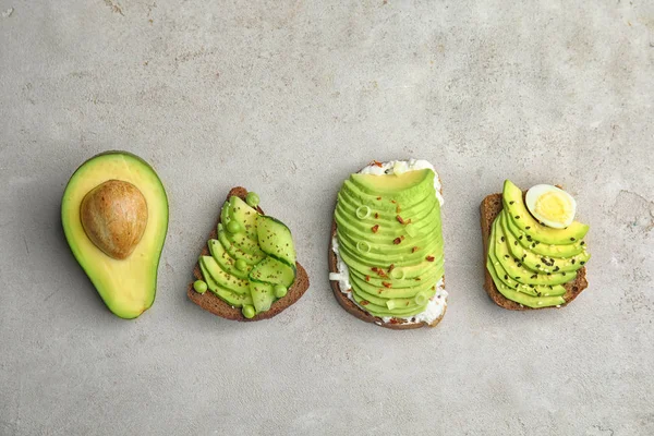 Leckere Knusprige Roggen Toasts Mit Avocado Auf Dem Tisch Flach — Stockfoto