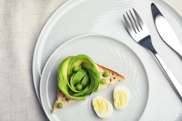 Leckerer Knuspriger Toast Mit Avocado Auf Dem Tisch Draufsicht — Stockfoto