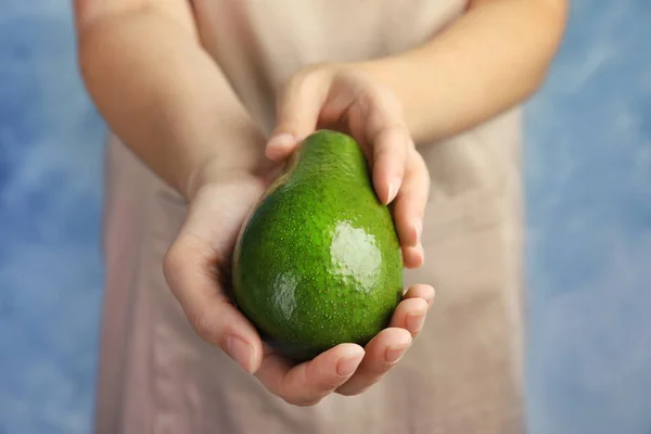 Mujer Sosteniendo Aguacate Fresco Maduro Primer Plano —  Fotos de Stock