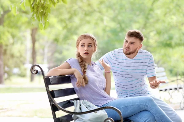 Jong Koppel Ruzie Zittend Een Bankje Het Park Problemen Relatie — Stockfoto