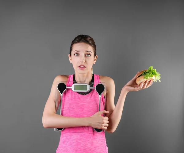 Joven Mujer Hermosa Con Escamas Sándwich Sobre Fondo Color Motivación —  Fotos de Stock