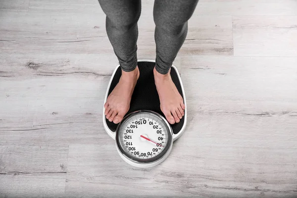 Mulher Jovem Medindo Seu Peso Usando Escalas Chão Vista Superior — Fotografia de Stock