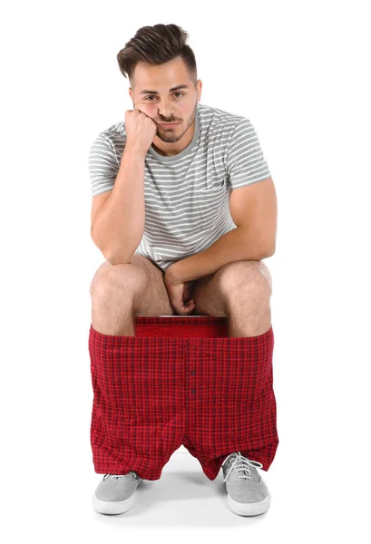 Junger Mann Auf Toilettenschüssel Sitzend Isoliert Auf Weiß — Stockfoto