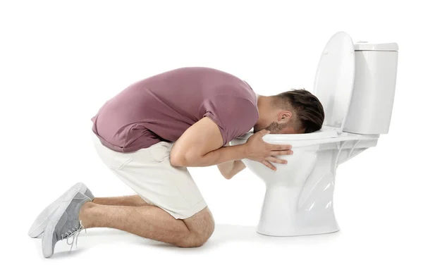 Jeune Homme Vomissant Dans Bol Toilette Sur Fond Blanc — Photo
