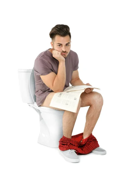 Jeune Homme Avec Journal Assis Sur Bol Toilette Isolé Sur — Photo