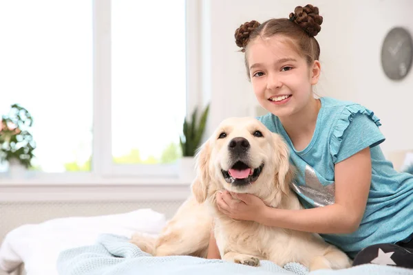 Mignon Petit Enfant Avec Son Animal Compagnie Sur Lit Maison — Photo