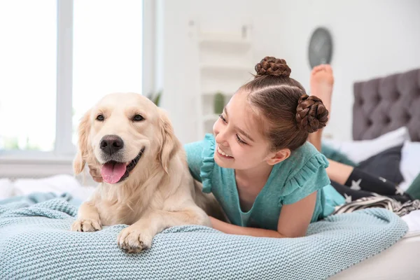 Criança Bonito Com Seu Animal Estimação Cama Casa — Fotografia de Stock