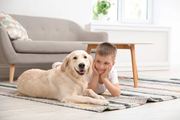 Criança Bonito Com Seu Animal Estimação Chão Casa — Fotografia de Stock