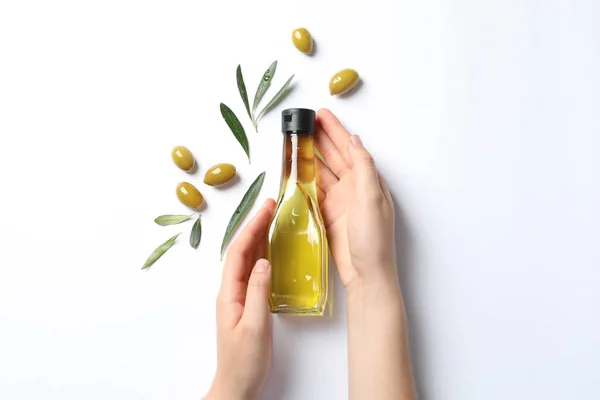 Woman Holding Bottle Oil Ripe Olives White Background — Stock Photo, Image