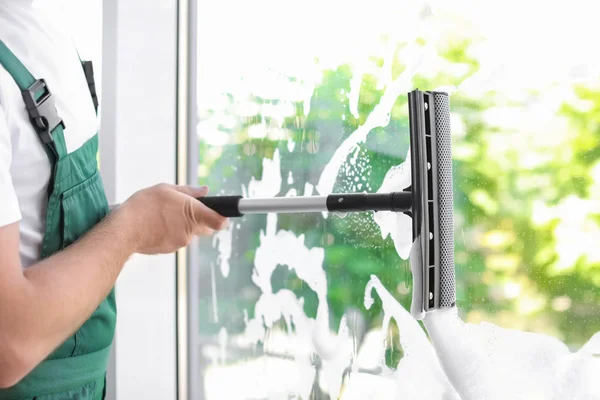 Limpiador Masculino Limpiando Vidrio Ventana Con Escobilla Interior Primer Plano —  Fotos de Stock