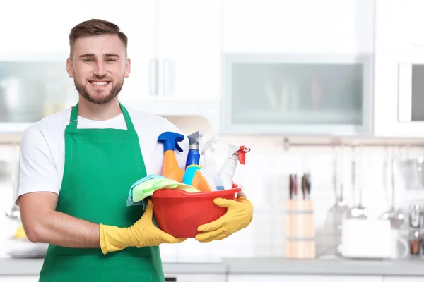 Homem Uniforme Com Material Limpeza Dentro Casa — Fotografia de Stock