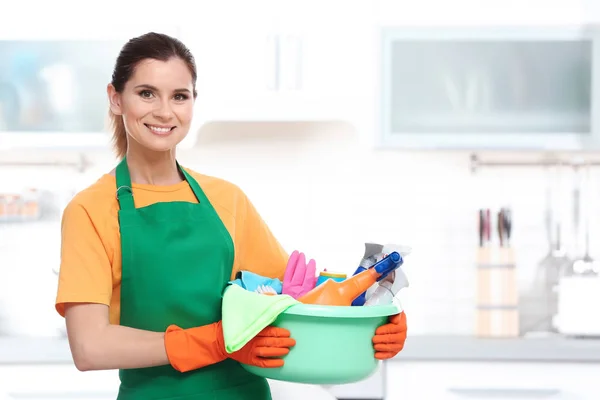 Mulher Uniforme Com Suprimentos Limpeza Dentro Casa — Fotografia de Stock