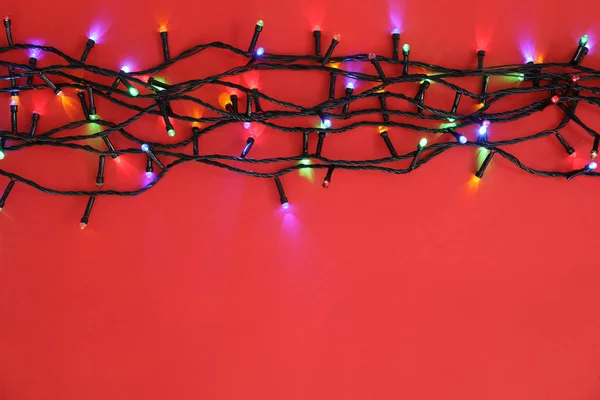 Светящиеся Рождественские Огни Цветном Фоне Вид Сверху — стоковое фото