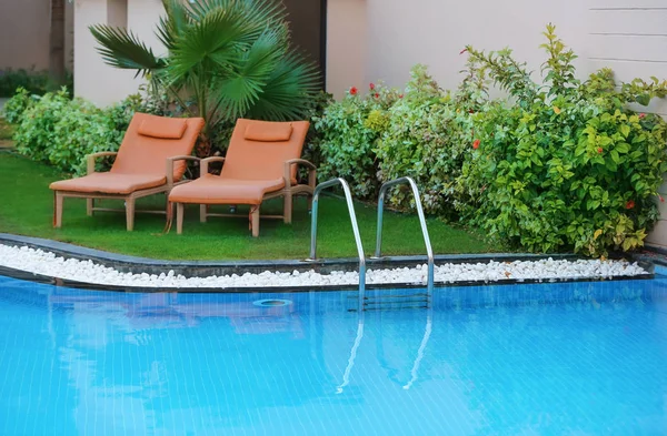 Liegestühle Der Nähe Des Modernen Swimmingpools Mit Treppe Resort — Stockfoto