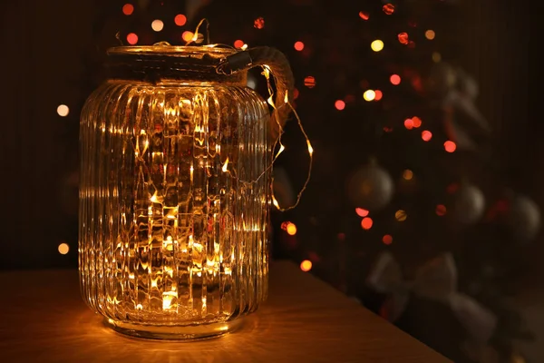 Vaso Con Luci Brillanti Albero Natale Sfocato Sullo Sfondo — Foto Stock