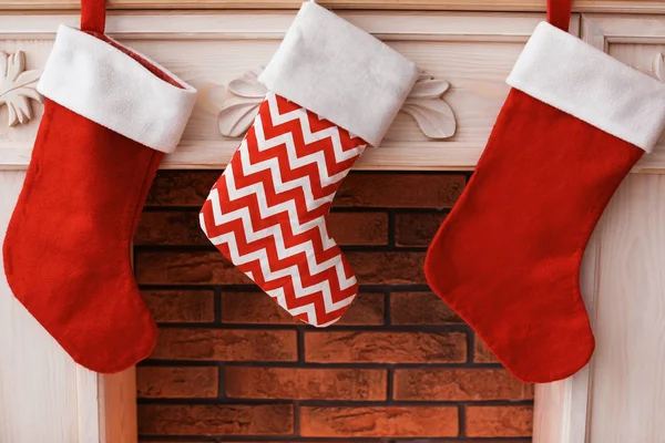 Chimenea Decorativa Con Medias Rojas Navidad Interior — Foto de Stock