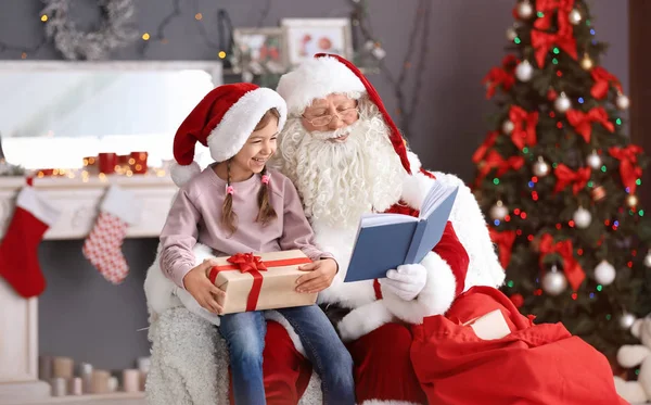 Autentické Santa Claus Čtení Kniha Malé Holčičce Uvnitř — Stock fotografie