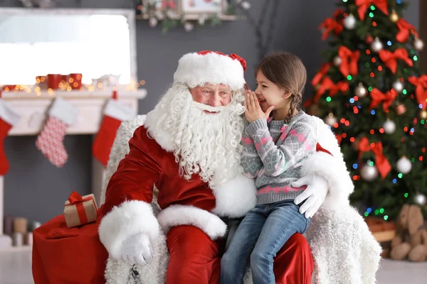 Küçük kız kapalı otantik Noel baba nın kulağına fısıldayan