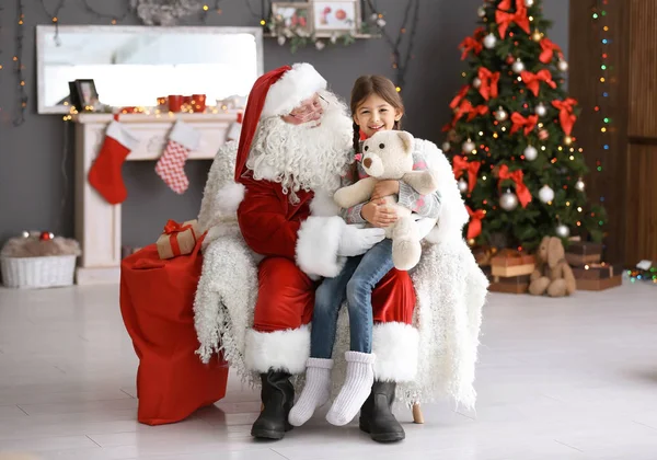 Oyuncak ayı kapalı otantik Noel baba nın kucağına oturan küçük kızla