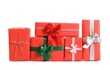 Güzel hediye kutuları beyaz zemin üzerine sarılmış