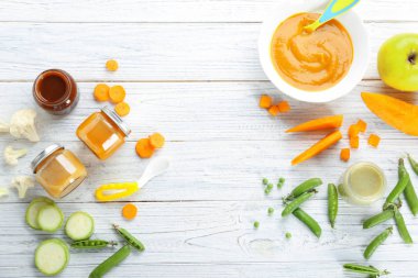 Bebek maması ve malzemeler ahşap arka plan üzerinde düz yatıyordu kompozisyonu