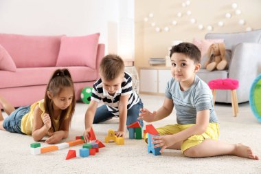 Sevimli küçük çocuk yapı taşları ile katta kapalı oyun