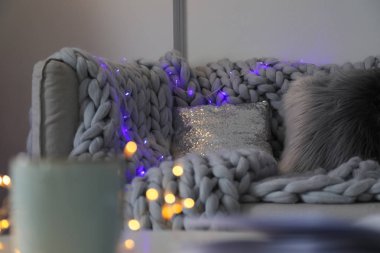 Ekose ve Noel ışıkları oturma odasında rahat kanepe