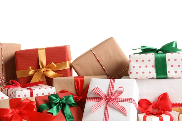 Güzel hediye kutuları beyaz zemin üzerine sarılmış