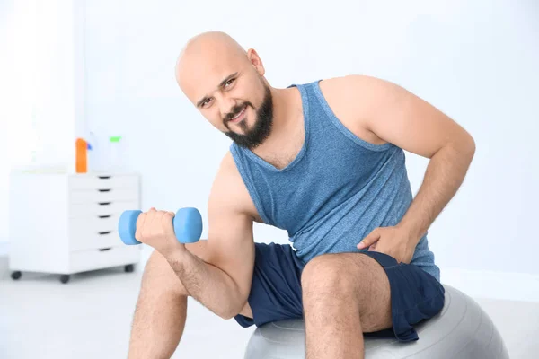 Överviktig Man Gör Övningen Med Hantel Gymmet — Stockfoto