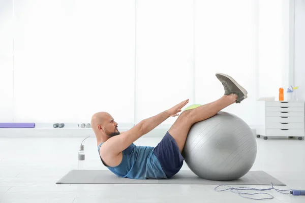 Egzersiz Fitness Topu Içinde Jimnastik Salonu Ile Yapan Kilolu Erkek — Stok fotoğraf