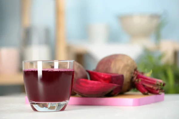 Vaso Con Zumo Remolacha Fresca Saludable Mesa — Foto de Stock