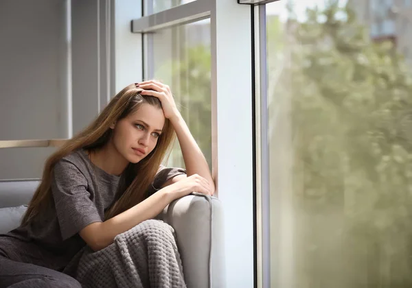 Depressive Junge Frau Sitzt Hause Auf Sofa — Stockfoto