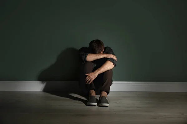 Jovem Deprimido Sentado Chão Escuridão — Fotografia de Stock