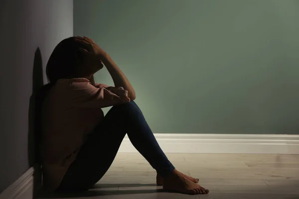 Mujer Joven Deprimida Sentada Suelo Oscuridad — Foto de Stock