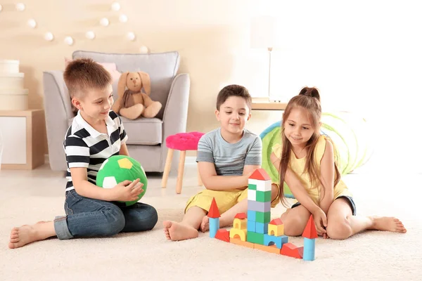 Schattige Kleine Kinderen Spelen Met Bouwstenen Vloer Binnenshuis — Stockfoto