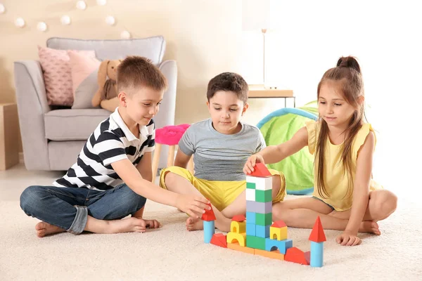 Bonito Crianças Brincando Com Blocos Construção Chão Dentro Casa — Fotografia de Stock