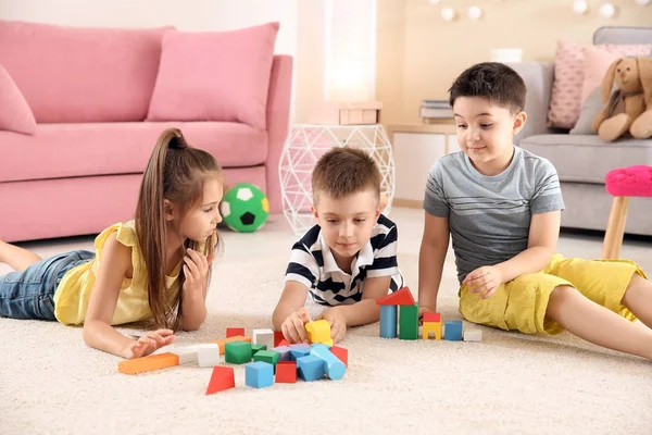 Lindos Niños Pequeños Jugando Con Bloques Construcción Suelo Interior — Foto de Stock