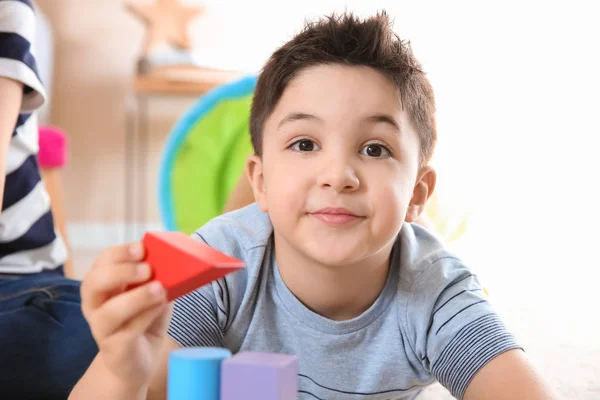 Милый Маленький Ребенок Играет Строительными Блоками Крупным Планом — стоковое фото