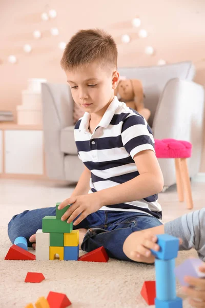 Симпатичный Маленький Ребенок Играющий Строительными Блоками Полу Помещении — стоковое фото