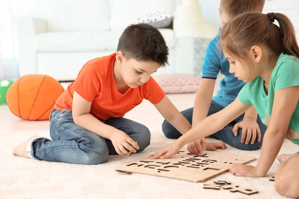 Niedliche Kleine Kinder Die Zusammen Auf Dem Boden Spielen Drinnen — Stockfoto