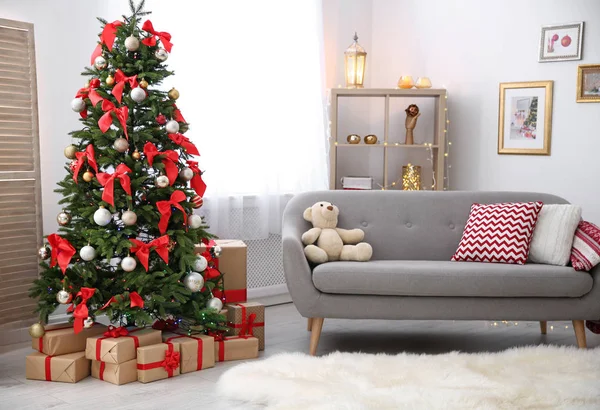 Zimmereinrichtung Mit Wunderschönem Weihnachtsbaum Und Geschenken — Stockfoto