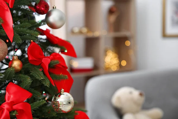 Weihnachtsbaum Mit Stilvollem Dekor Drinnen Nahaufnahme — Stockfoto