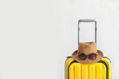 Şapka ve güneş gözlüğü üzerinde açık renkli parlak sarı çanta