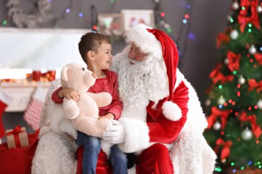 Oyuncak ayı kapalı otantik Noel baba nın kucağına oturmuş olan küçük çocuk