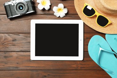 Plaj nesneleri ve tablet ahşap arka plan üzerinde düz yatıyordu kompozisyonu