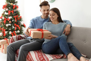 Noel hediye ile Evde Genç çift