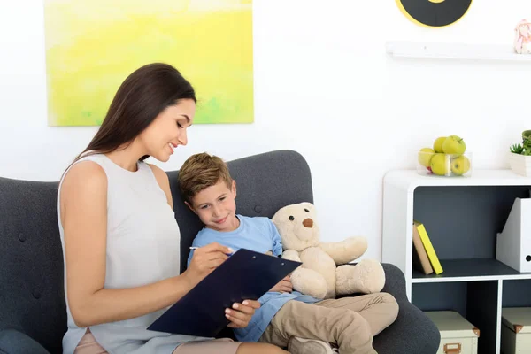 Psicólogo Infantil Que Trabaja Con Niño Consultorio —  Fotos de Stock