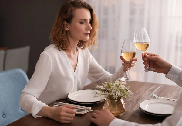 Junges Paar Mit Einem Glas Wein Restaurant — Stockfoto