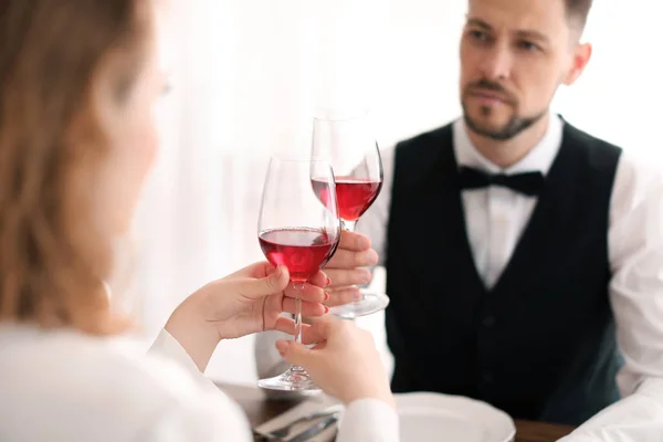 Junges Paar Mit Einem Glas Wein Restaurant — Stockfoto