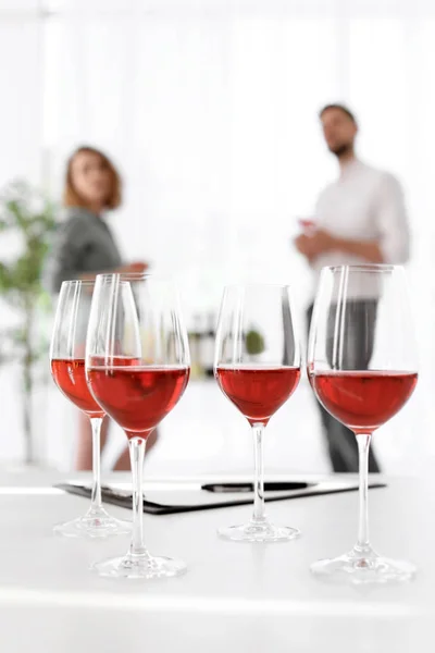 Glazen Met Heerlijke Wijn Wazig Mensen Achtergrond — Stockfoto